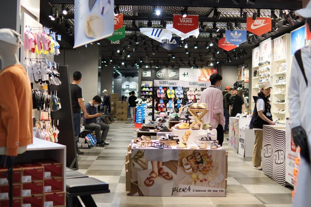 Clientes explorando un espacio pop-up atractivo y bien diseñado