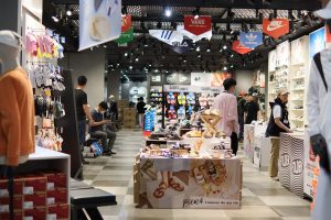 Clientes explorando un espacio pop-up atractivo y bien diseñado